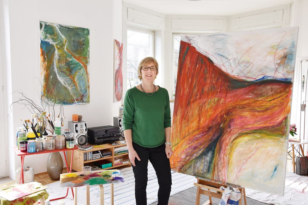 Barbara Volz zeigt ihre neueste Arbeit in ihrem  Atelier in der Königstraße 21. Foto: Siegmeier