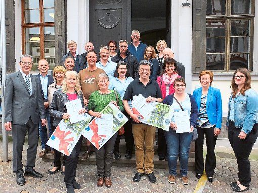 Jury und Teilnehmer  des diesjährigen Schaufensterwettbewerbs.  Foto: Stocker