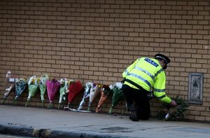Die Trauer in Glasgow ist groß: Neun Menschen starben in den Trümmern eines Pubs, auf den ein Helikopter gestürzt war. Foto: dpa
