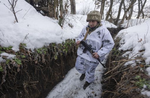 Die Lage um die Ukraine – hier ein Soldat im Osten des Landes, den zum Teil prorussische Rebellen kontrollieren –  bleibt auch nach Russlands Gesprächen mit der Nato und in der OSZE gespannt. Foto: dpa/Andriy Dubchak