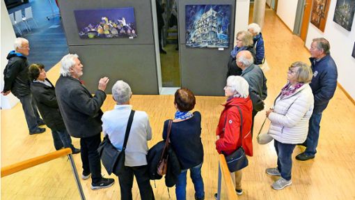 Wolfram Paul (Dritter von links) führt durch seine Ausstellung im Altensteiger Bürgerhaus. Foto: Sabine Stadler