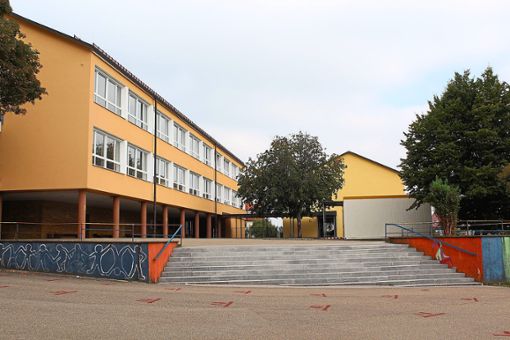 Die Falkenrealschule wird in wenigen Monaten kaum wieder zu erkennen sein. Abbruch-, Umbau- und Sanierungsarbeiten sollen die Schule zukunftstauglich machen. Foto: Breitenreuter