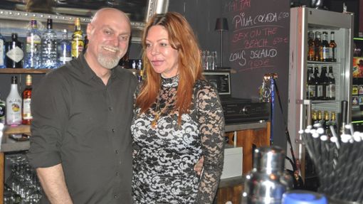 Andrea Stehle wird in ihrer neu eröffneten Musikbar von Barkeeper Zaza unterstützt. Foto: Hans Herrmann