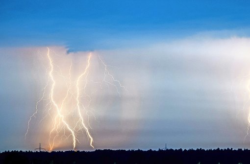 Bei einem Blitzschlag durchzucken den Körper mehrere 10.000 Ampere. Foto: dpa