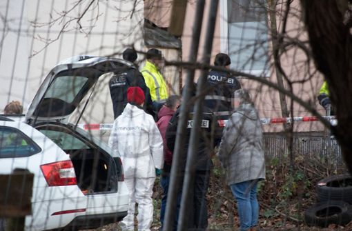 Die Polizei bei ihren Ermittlungen nach der Bluttat in Albstadt Foto: Nölke