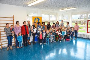 Freuen sich über die erneute Auszeichnung: Die Verantwortlichen und Kindergartenkinder des St. Martin Foto: Fritsche Foto: Schwarzwälder-Bote