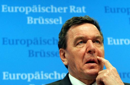 Auch die EU fordert nun Sanktionen gegen Ex-Bundeskanzler Gerhard Schröder. (Archivbild) Foto: dpa/Olivier Hoslet