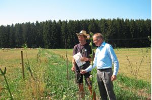 Landwirt Christoph Trütken (links) und Sparkassen Vorstandsvorsitzender Arendt Gruben inmitten der neuangepflanzten Hecke auf dem Antonihof. Foto: Sparkasse