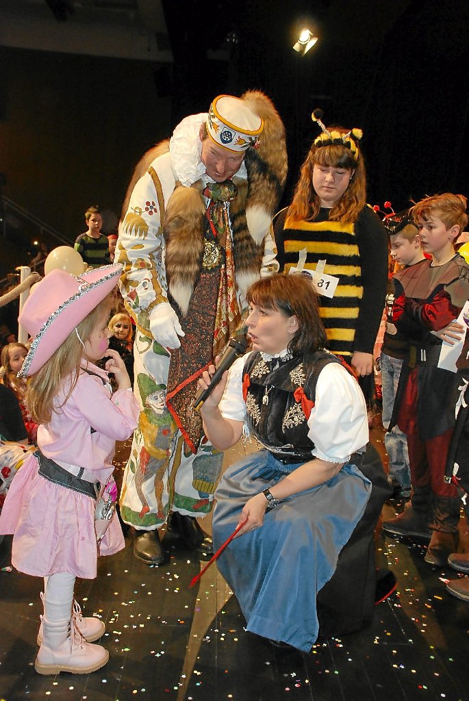 Cowgirl Julie braucht einen Moment, ehe sie begreift, was Sabine Spies ihr da gerade sagt: Sie ist der Donaueschinger Supernarr 2012 bei den Kleinen, Biene Sofia Hartlieb (rechts hinten) ist der Supernarr in ihrer Altersklasse.