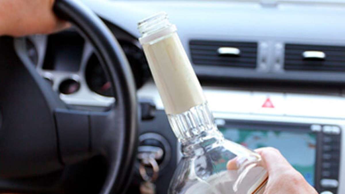 Alkohol am Steuer: Autofahrer kommt mit 3,3 Promille von Bundesstraße ab