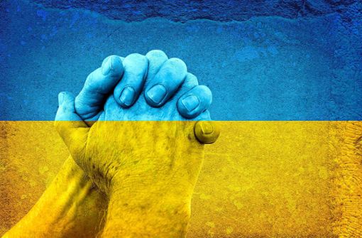 Betende Hände in den Farben der Ukraine-Flagge. Auch in Furtwangen sind das Mitgefühl und die Hilfsbereitschaft derzeit immens. Ein besonderes Auge liegt dabei auf der Partnerstadt Wylkowe Foto: © Sabphoto – stock.adobe.com