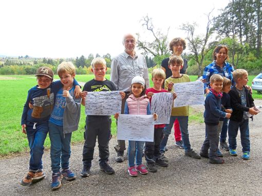 Mit Baumrindenstücken und Grillkohle zauberten Kinder bei der NABU-Herbstrallye kleine Kunstwerke auf Papier.  Foto: Belser Foto: Schwarzwälder Bote