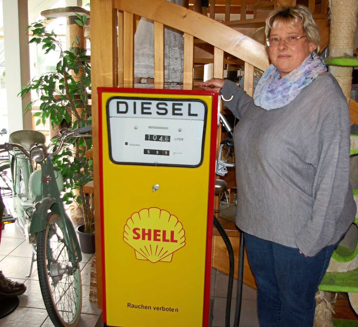 Claudia Dreher hat sich als Deko eine aufgehübschte alte Tankstellen-Zapfanlage ins Wohnzimmer gestellt.