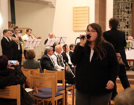 Deborah Reinbold singt mit instrumentaler Unterstützung das Mottolied des Projekts Allein aus Gnade.  Foto: Kommert Foto: Schwarzwälder-Bote