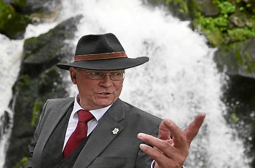 Hier geht’s lang: Die touristischen Belange Tribergs, zugeschnitten auf dessen Besonderheiten wie den Wasserfall, können in Eigenregie wirkungsvoller gestaltet werden, ist Bürgermeister Gallus Strobel überzeugt.   Foto: Eich/Kienzler