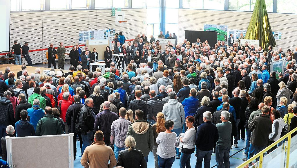 Das Interesse der Bürger an der Informationsveranstaltung in der Haiterbacher Kuckuckshalle zum geplanten KSK-Absprunggelände war sehr groß.