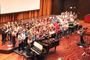 Der Oberstufen- und der Eltern-Lehrer-Chor singen gemeinsam. Foto: Strauch Foto: Schwarzwälder Bote