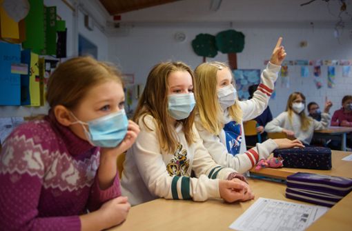 Auch in der Grundschule besteht Maskenpflicht. Foto: dpa/Gregor Fischer