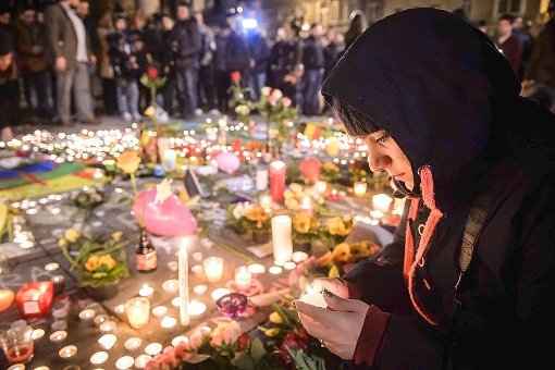 Menschen gedenken der Opfer der Terroranschläge von Brüssel am Platz der Börse. Foto: dpa