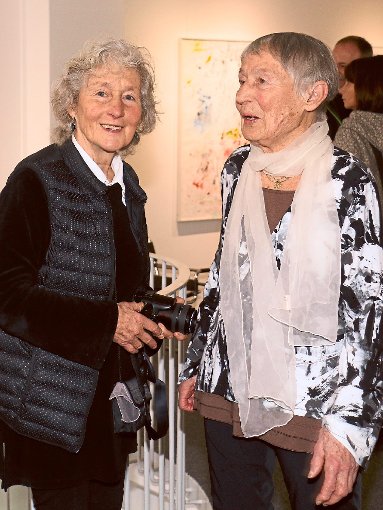 Künstlerinnen unter sich: Fotografin Veronika von Hochberg (links)  mit ihrem Modell Gisela Borries.  Foto: Kommert Foto: Schwarzwälder-Bote