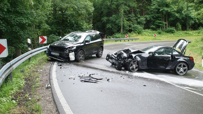 18-jähriger Mercedes-Fahrer kracht in Volvo – zwei Verletzte