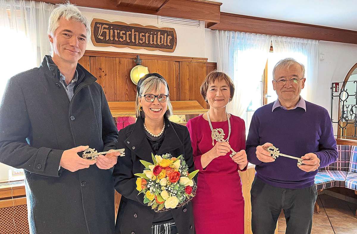 Bei der Schlüsselübergabe (von links): Andreas und Kathrin Gruber (Goldener Hahn), Annalisa und Walter Gaiser (Hotel Hirsch). Foto: Gruber