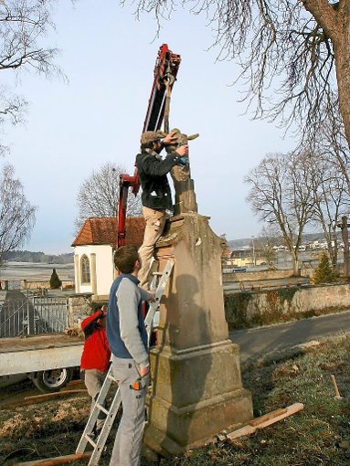 Trotz angewandter Vorsicht zerbrachen Teile des Beckenkreuzes beim Eutinger Friedhof, das für die Renovierung abgebaut wurde. Foto: Schaupp Foto: Schwarzwälder-Bote