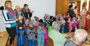 Der Nikolaus stattete mit den Kindergartenkindern den Senioren einen Besuch ab. Foto: Gauggel Foto: Schwarzwälder Bote
