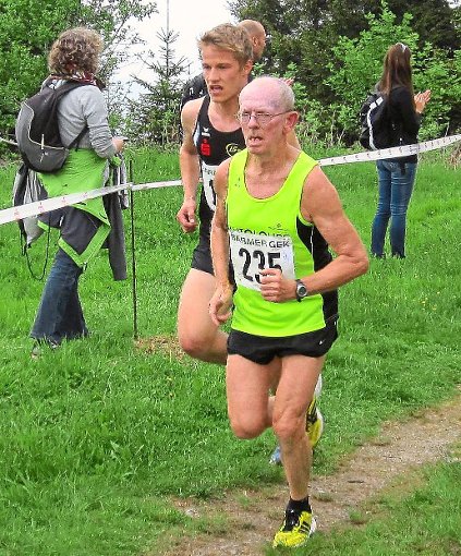 Schlussspurt von Edmund Schlenker 30 Meter vor dem Ziel im Kampf mit einem 52 Jahre jüngeren Athleten. Foto: Reitmeir Foto: Schwarzwälder-Bote