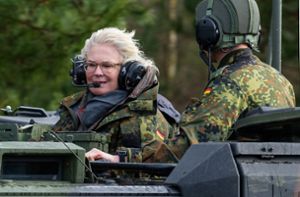 Verteidigungsministerin Lambrecht   bei der Panzertruppe Foto: dpa/Philipp Schulze