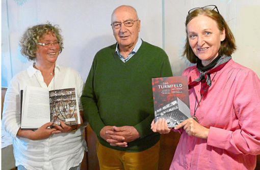 Kerstin Grimberg und Marianne Pfitzer nehmen von Fritz Bühler sein Buch Das Turmfeld als Geschenk entgegen. Foto: Stadler