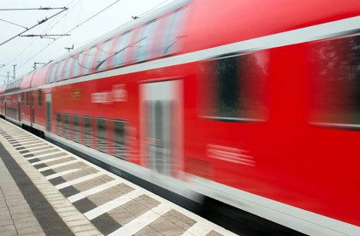 Ein Mann hat in einem Zug von Stuttgart nach Tübingen mehrere Frauen sexuell belästigt (Symbolbild). Foto: dpa/Patrick Pleul