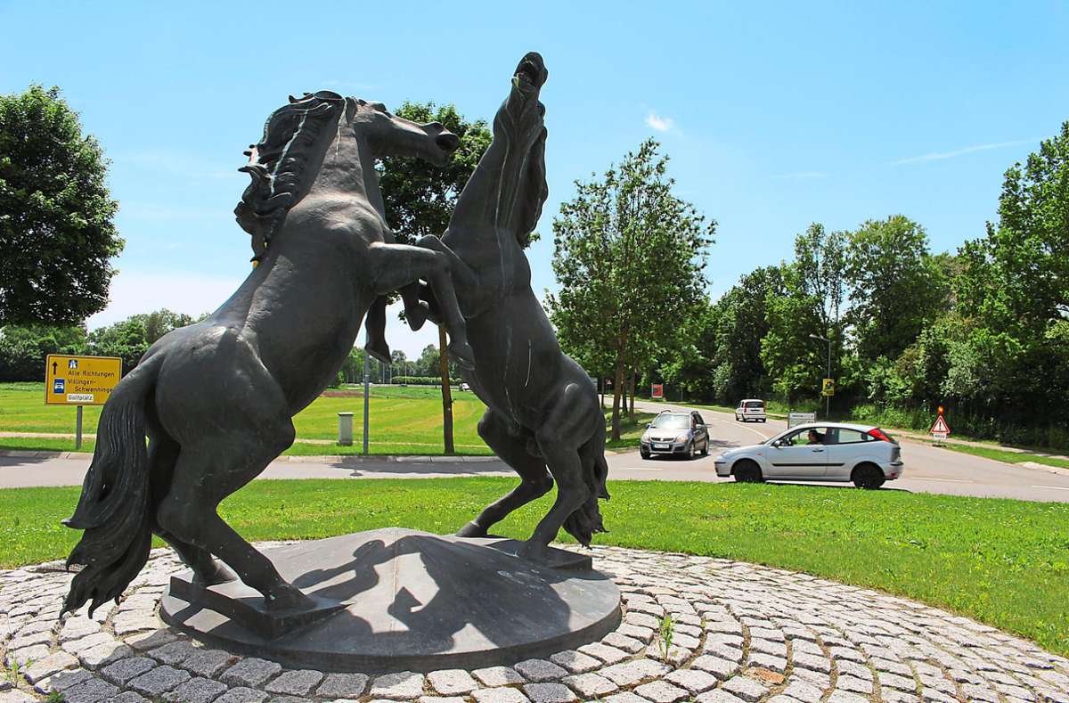 Klicken nach dem Überfall beim Donaueschinger Pferdekreisel (im Bild) bald die Handschellen? Die Suche nach den Tätern gestaltet sich schwierig. Foto: Guy Simon