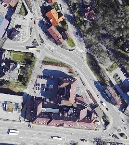 So sieht der Verkehrsknoten im Kreuzungsbereich von Unterer Vorstadt und Gartenstraße von oben aus – unten erkennt man das Haux-Fabrikgebäude, links unten die neue, links oben die alte Villa Haux.  Foto: Stadt