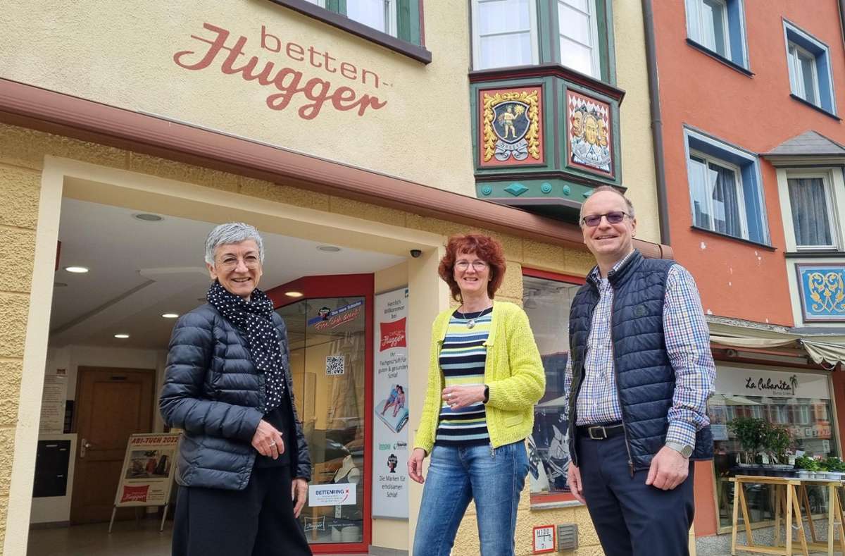 Karin Wahl (links) berät Christine Orawetz und Magnus Hugger vom Fachgeschäft Betten Hugger sowie weitere Einzelhändler in Rottweil zum Thema Schaufenstergestaltung. Foto: Otto