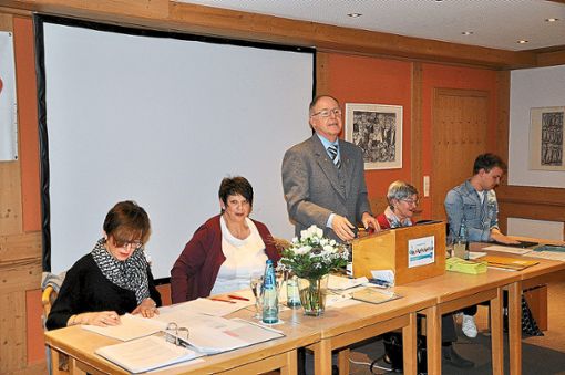 Das altbewährte Vorstandsquartett (von links): Rita Kron, Herta Kopp, Joachim Walter und Maria Jauch (rechts: Chorleiter Jonas Menrath).  Foto: Reinhardt Foto: Schwarzwälder Bote