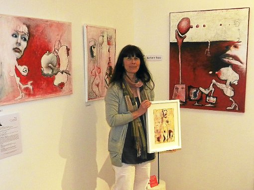 Karin Seitz präsentiert im Kunst!Punkt das Kunstwerk von Barbara Rapp, die nicht anwesend war. Foto: Bombardi Foto: Schwarzwälder-Bote