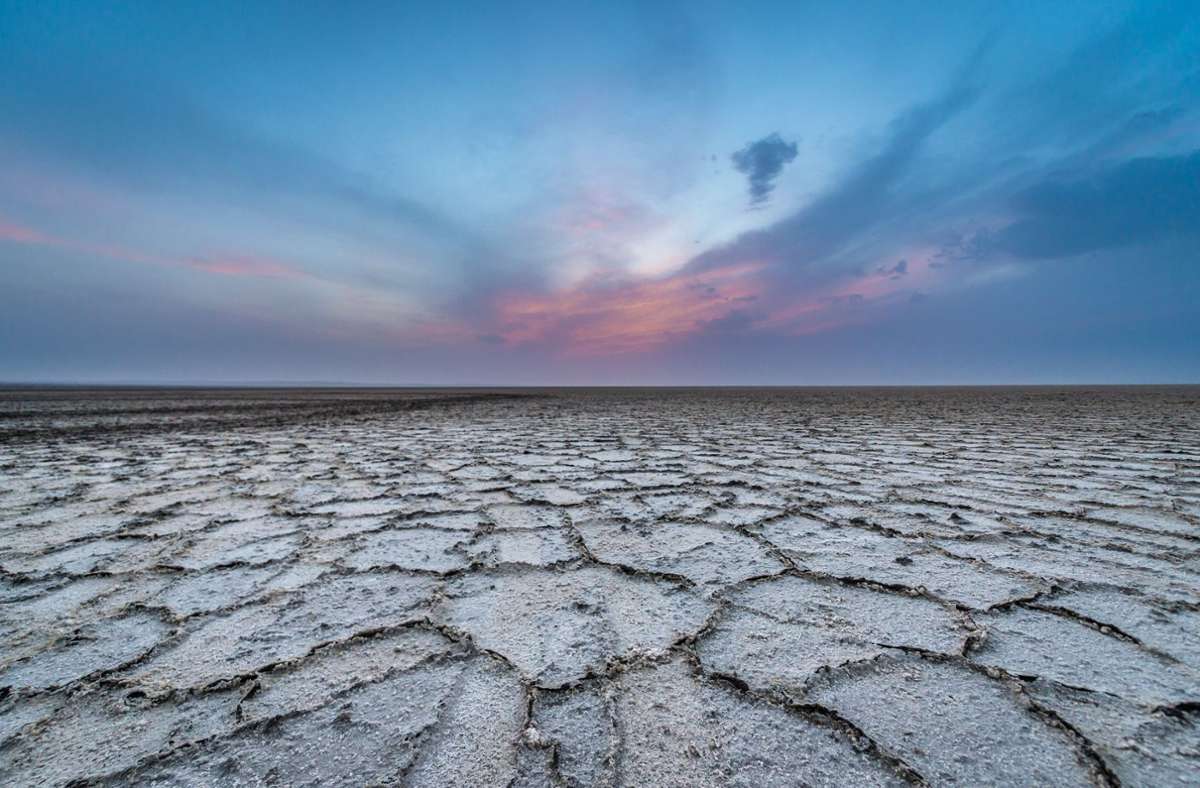 Ausgetrocknet: der  Namaksee im Iran, jetzt eher eine Salzwüste als ein Salzsee. Foto: imago images/Konrad Zelazowski