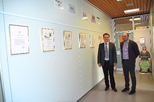 Schulleiter Walter Kinkelin und sein Stellvertreter Ulrich Hamann vor der neuen Wall of Fame des OHGs.  Foto: Kunert Foto: Schwarzwälder-Bote