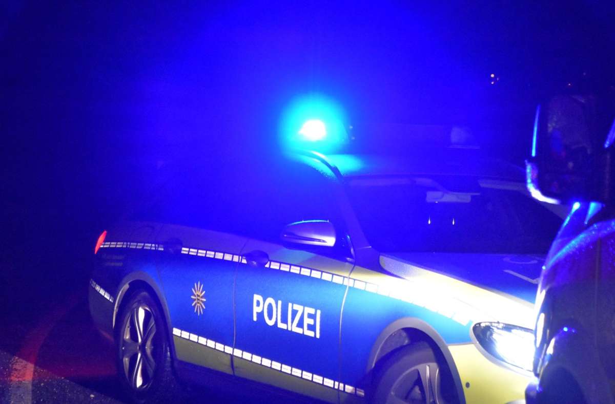 Einen betrunkenen Autofahrer hat die Polizei am Sonntagabend bei Pfalzgrafenweiler festgenommen. (Symbolbild) Foto: Nölke
