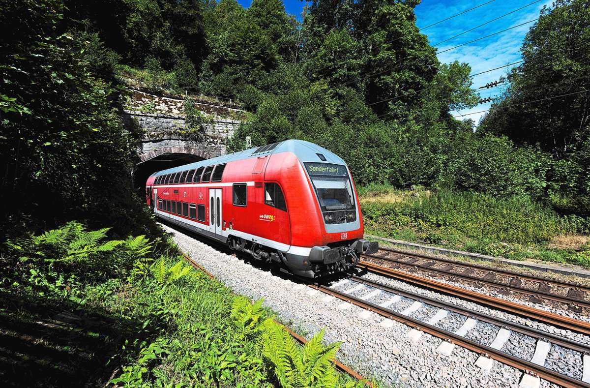 Ein Doppelstockzug der Schwarzwaldbahn Foto: von Ditfurth