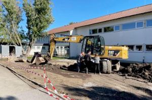 Der Bagger hat bereits seine Arbeit an der Dietinger Grundschule begonnen. Foto: Gemeinde Dietingen