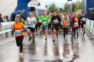Rund 2500 Läufer starten beim zweiten Firmenlauf Villingen-Schwenningen.  Foto: Heinig