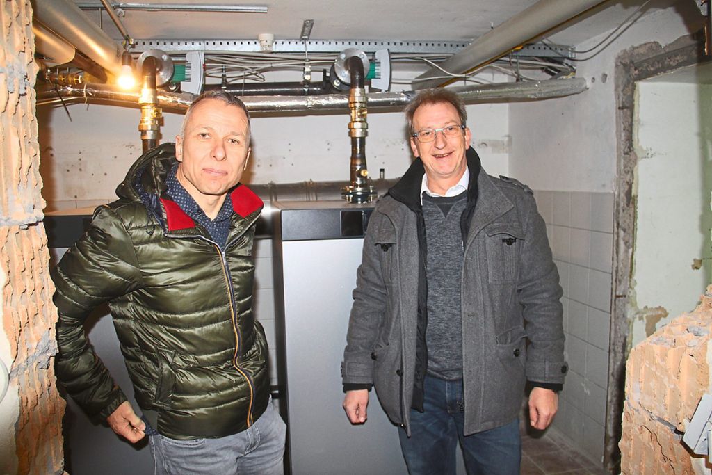 Thomas Binkert (links) und Axel Kubsch vor den beiden Kesseln, die schon im Keller eingebaut sind. Fotos: Schimkat