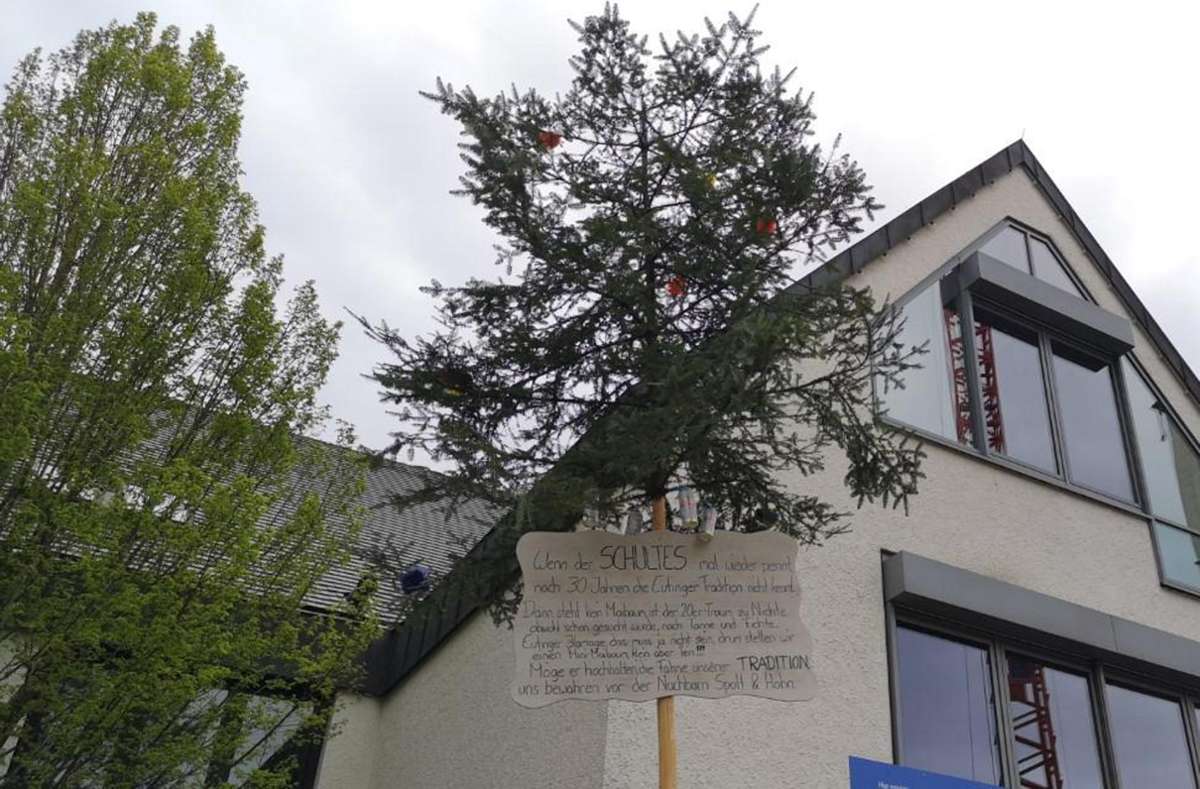 Einen Maibaum mit Kritik am Bürgermeister gab es in Eutingen. Foto: Feinler