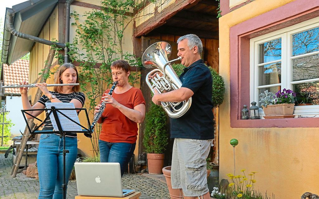 Unterstützung  für die gemeinschaftliche und musikalische Osterchor-Aktion lieferte auch Familie Krieg vom eigenen Hof in der Schanzstraße (von links): Louisa, Karin und Jürgen Krieg.
