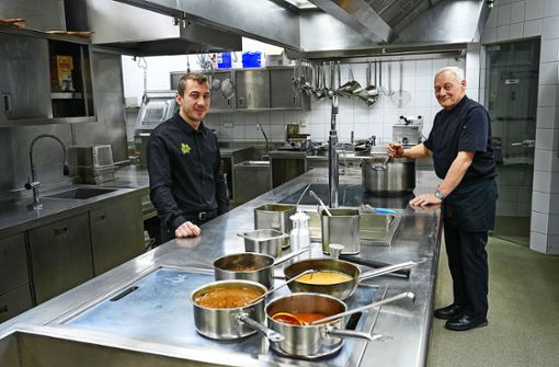 Hofgut Bondorf-Inhaber Aico Horn (links) und sein Küchenchef Thomas Gallmayer in der Restaurantküche Foto: Peter Morlok