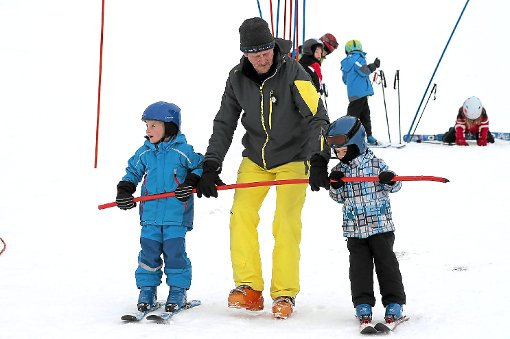 Auf eine gewaltige Resonanz stießen die Ski- und Snowboardkurse der DSV-Skischule Burladingen. Am Samstag und Sonntag hatten sich über 60 Kinder angemeldet.  Foto: Pfister