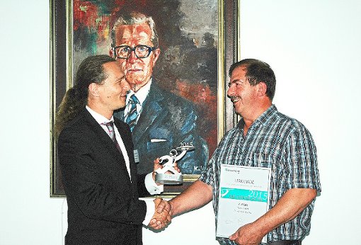 Martin Metzner (links) vom Fraunhofer-Institut IPA überreicht Karl-Anton Heck von Tubex den Oberflächenpreis 2015.  Foto: Tubex Foto: Schwarzwälder-Bote