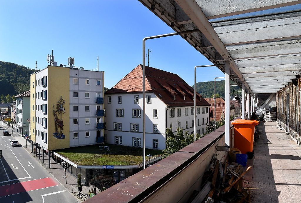 Der Blick aus dem dritten Stock des Gebäudes, wo die Drogerie-Müller noch ihren Standort hat. Hier soll sie entstehen – die Penthouse-WG.